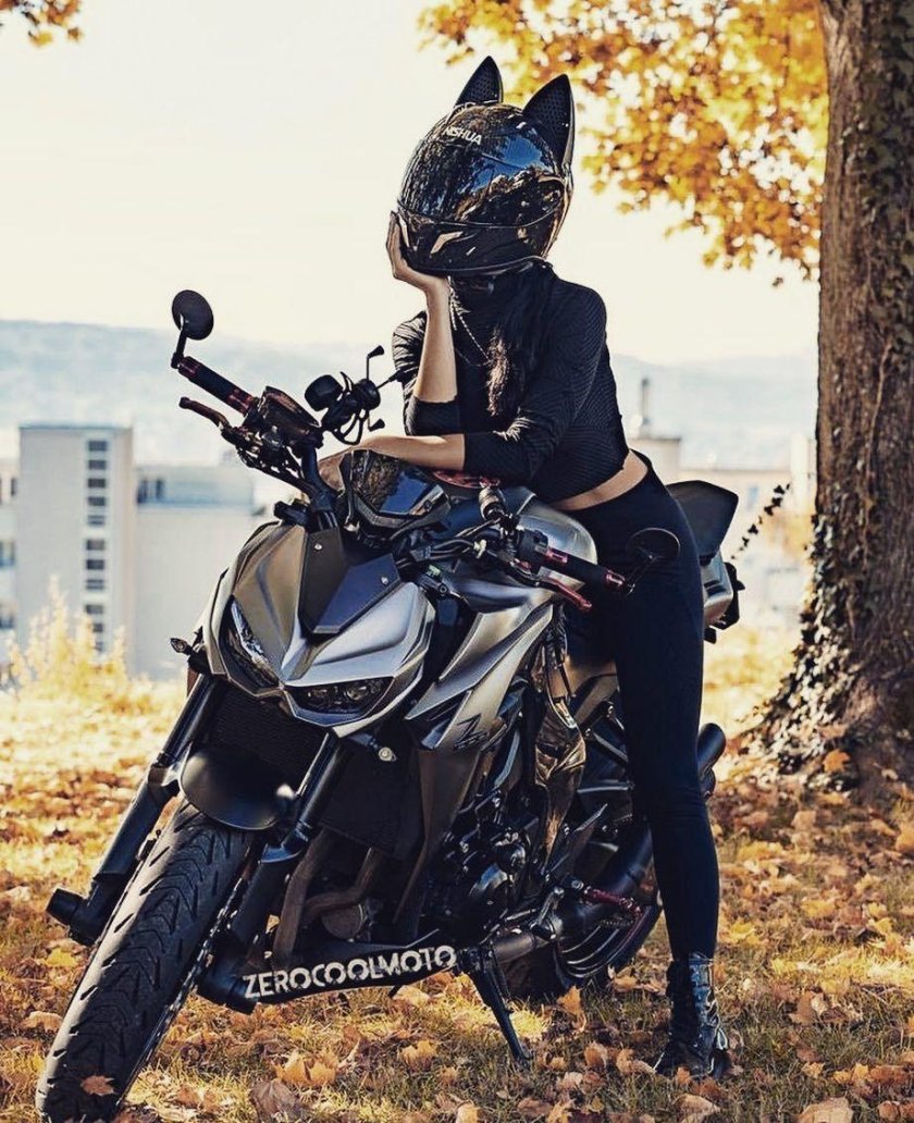Девушка на мотоцикле