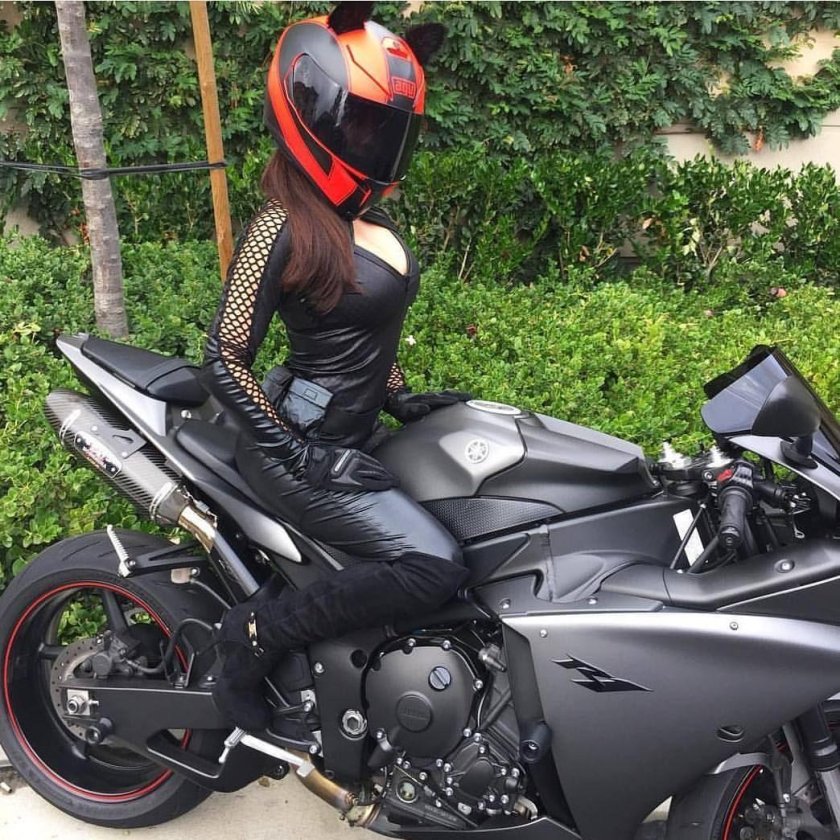 Девушка в шлеме