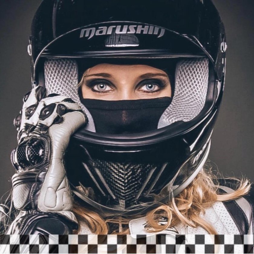 Девушка в мотошлеме