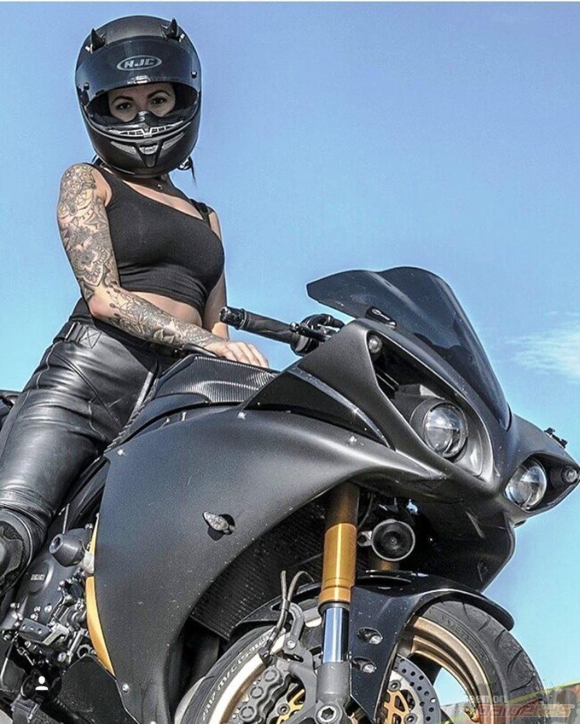 Девушка в шлеме