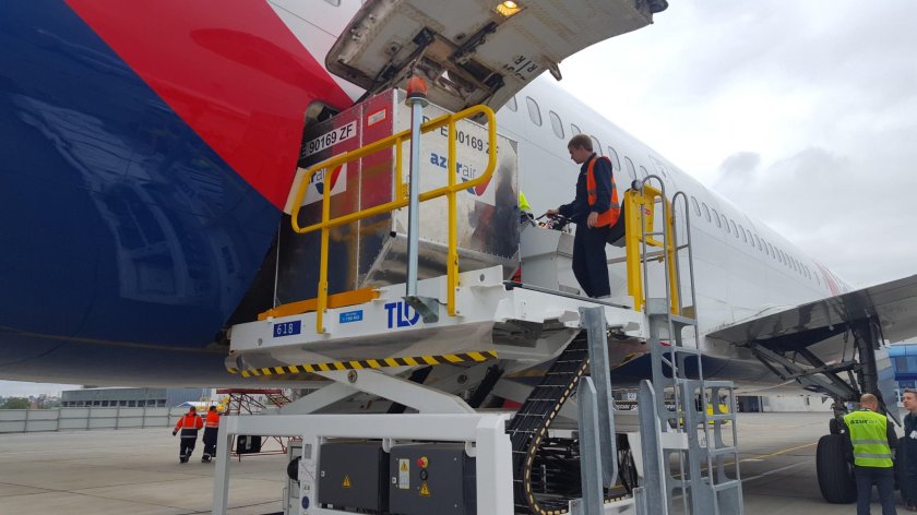 Погрузка контейнеров в самолет