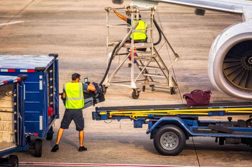 Разгрузка багажа самолета
