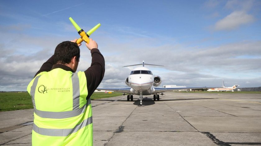 Человек на взлетной полосе