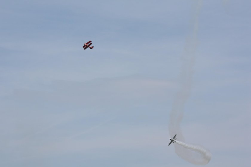 Парящие самолеты в воздухе