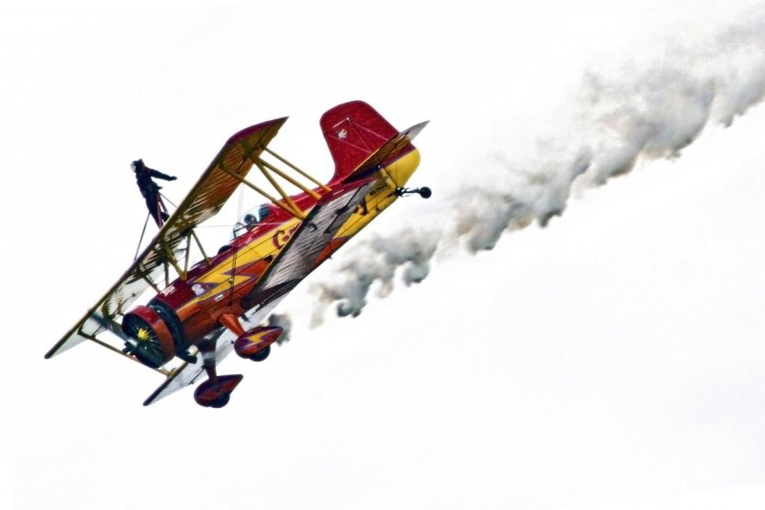 Трюковой самолет ред Булл