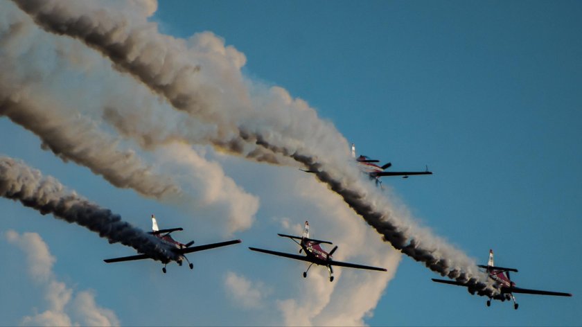 Самолет дымит