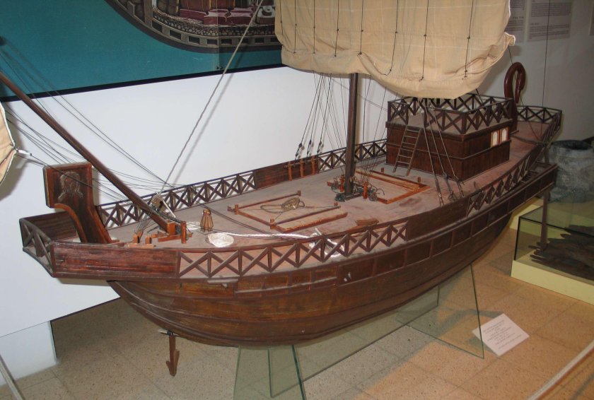 Корабль из торговых тележек