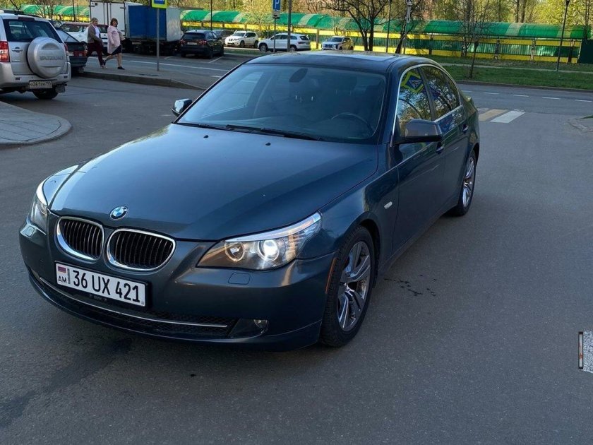 БМВ седан серый