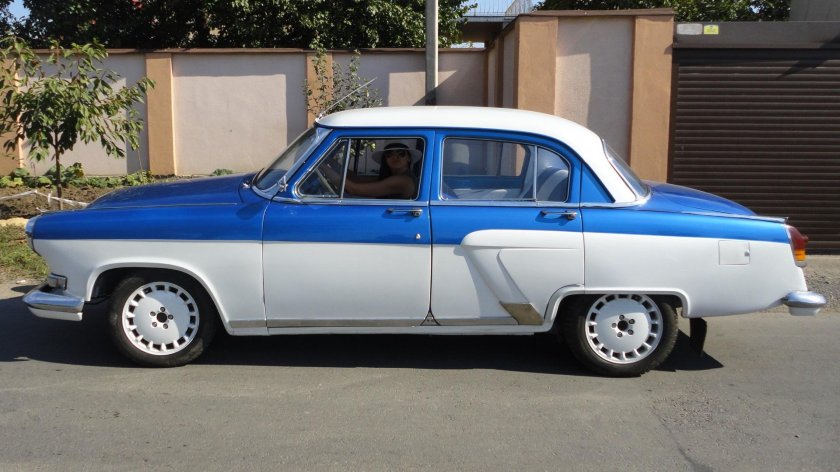 Двухцветная Волга ГАЗ 21