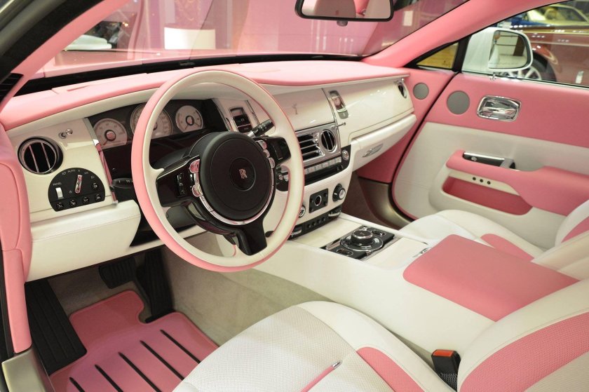 Роллс Ройс с розовым салоном