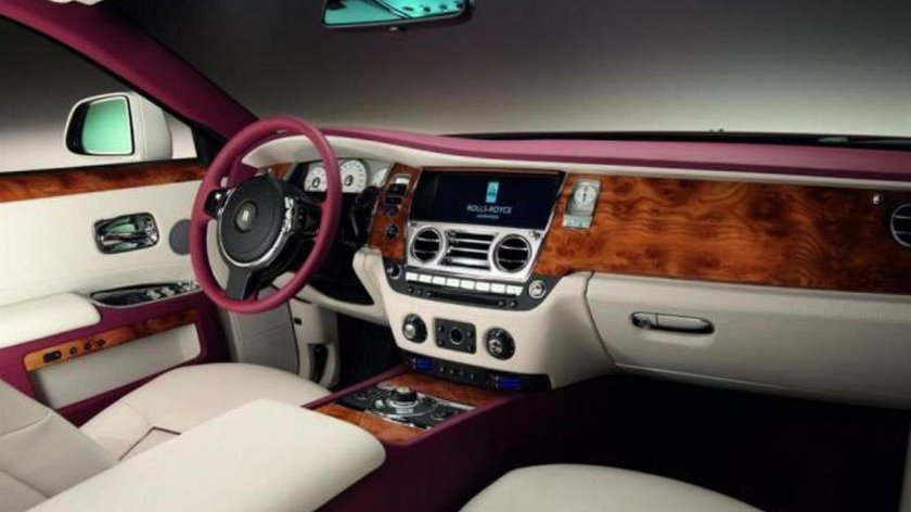 Машина Роллс Ройс внутри