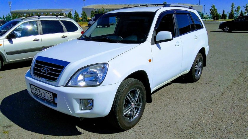 Машина чери Тигго белая