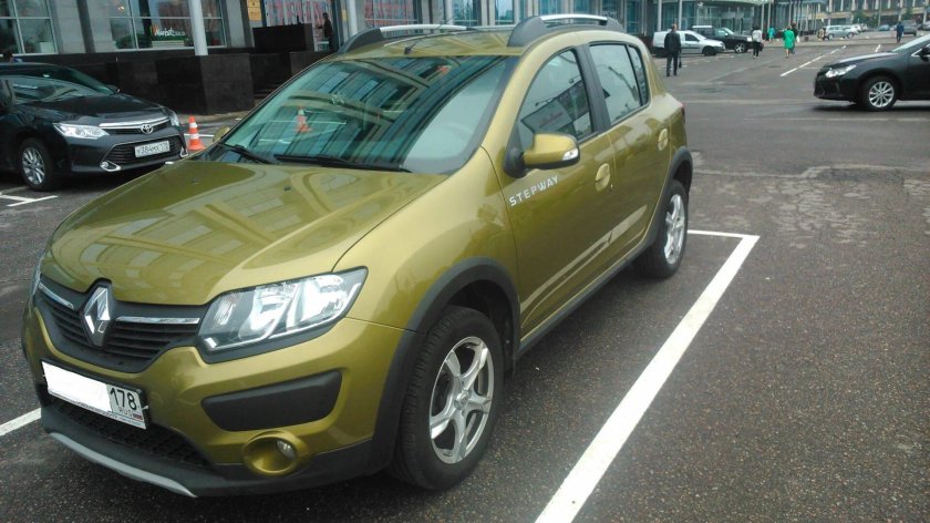 Renault Sandero Stepway золотистый