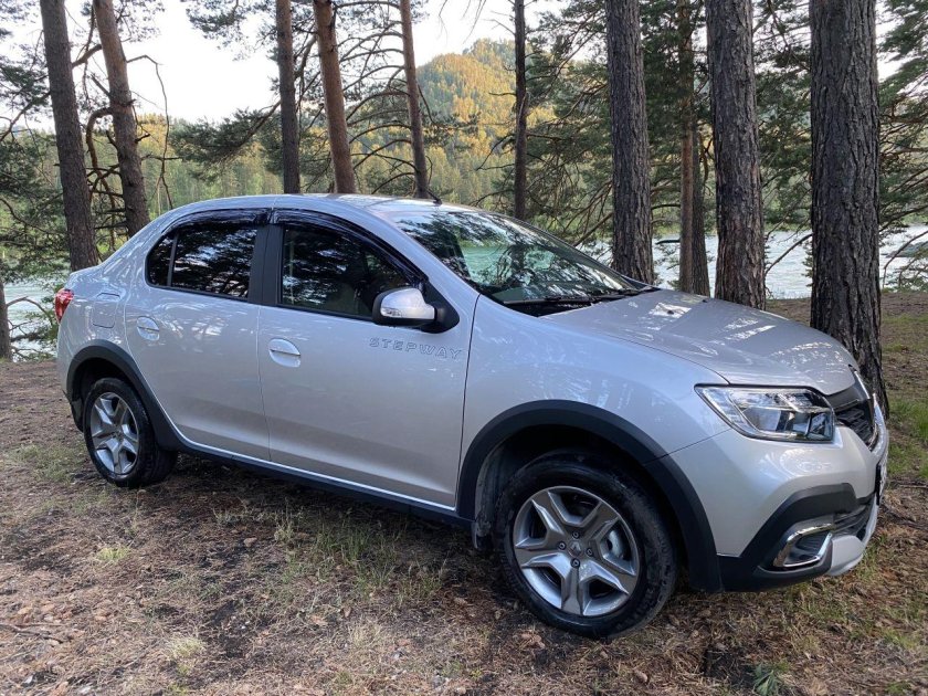 Рено Логан степвей серебристый