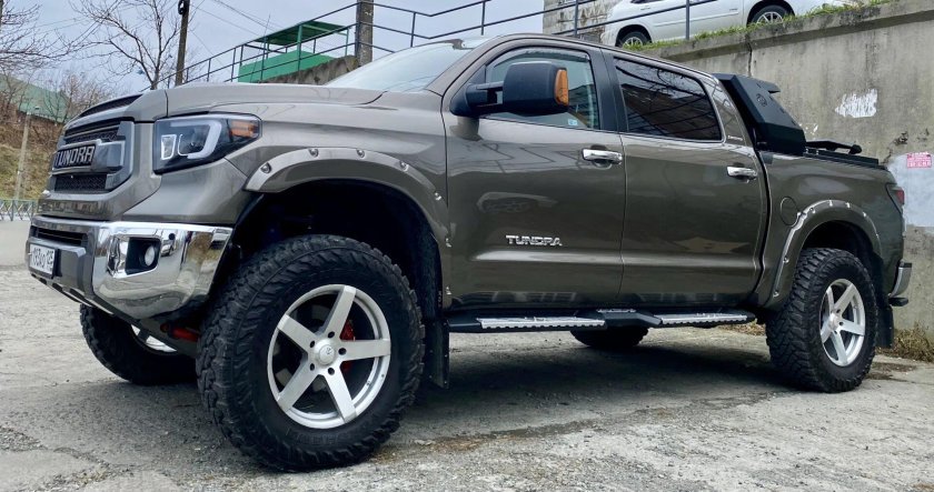 Коттедж и Тойота тундра