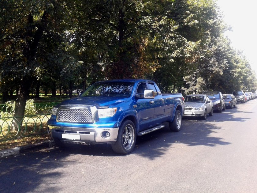 Toyota Tundra синяя