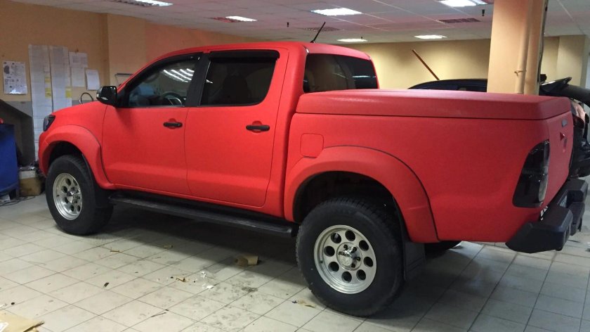 Тойота Хайлюкс матовый красный