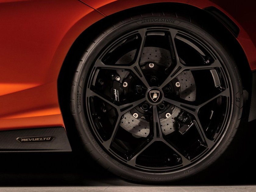 Ламборгини ревуэлто