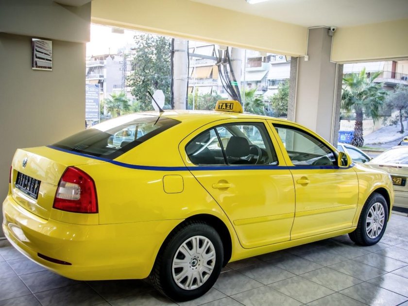 Желтая Шкода Октавия