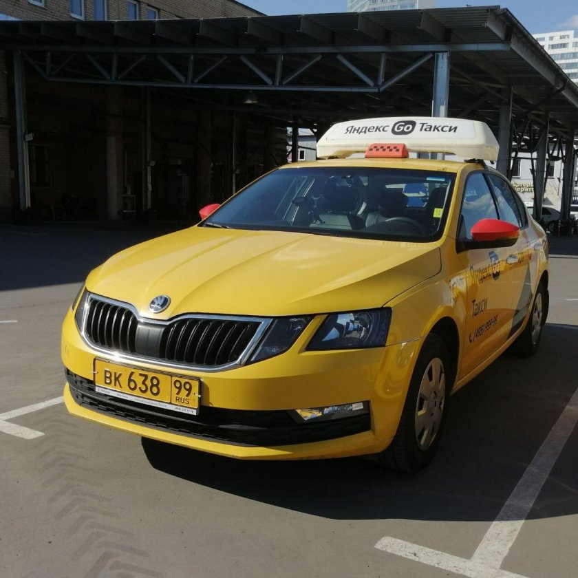 Желтая Шкода Октавия 3