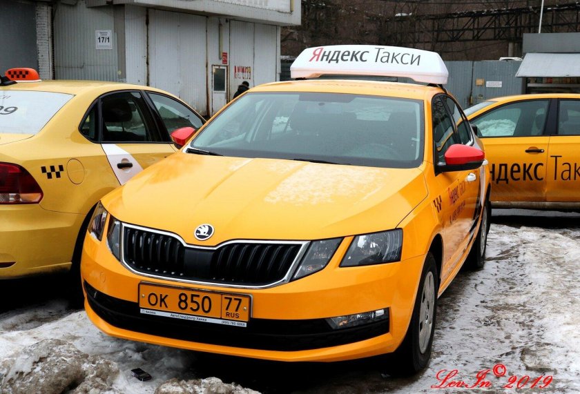 Желтая Шкода Октавия