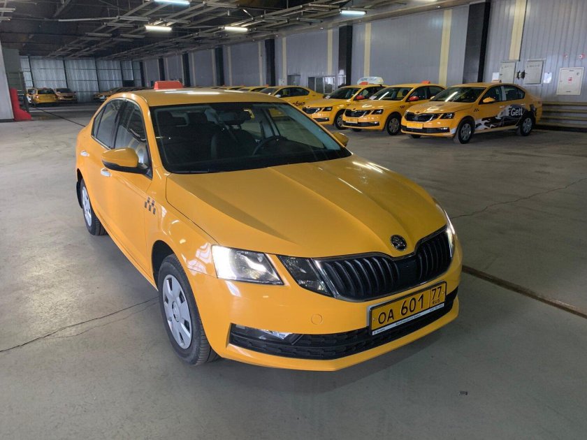 Желтая Шкода Октавия