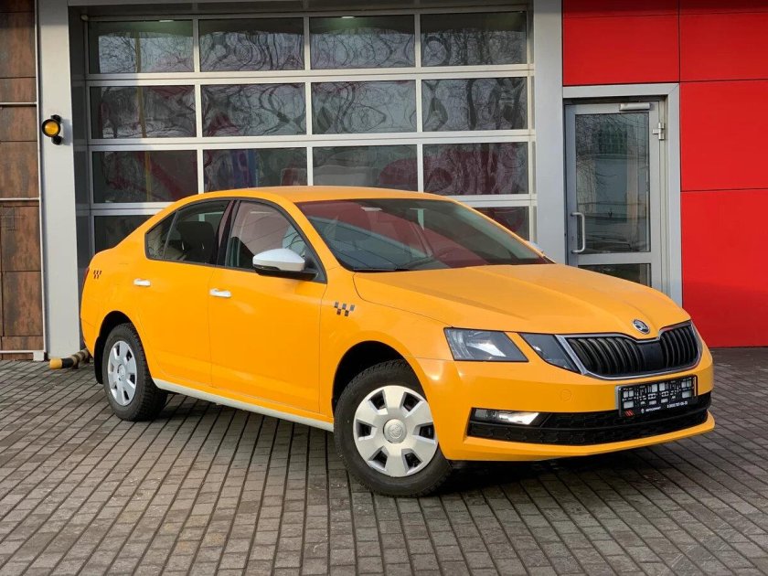 Желтая Шкода Октавия
