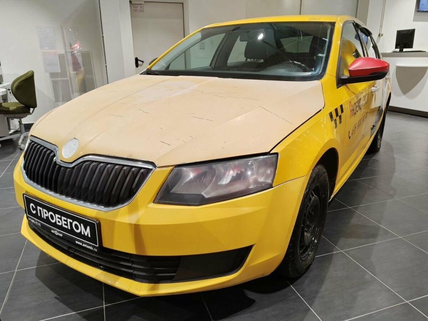 Желтая Шкода Октавия 3