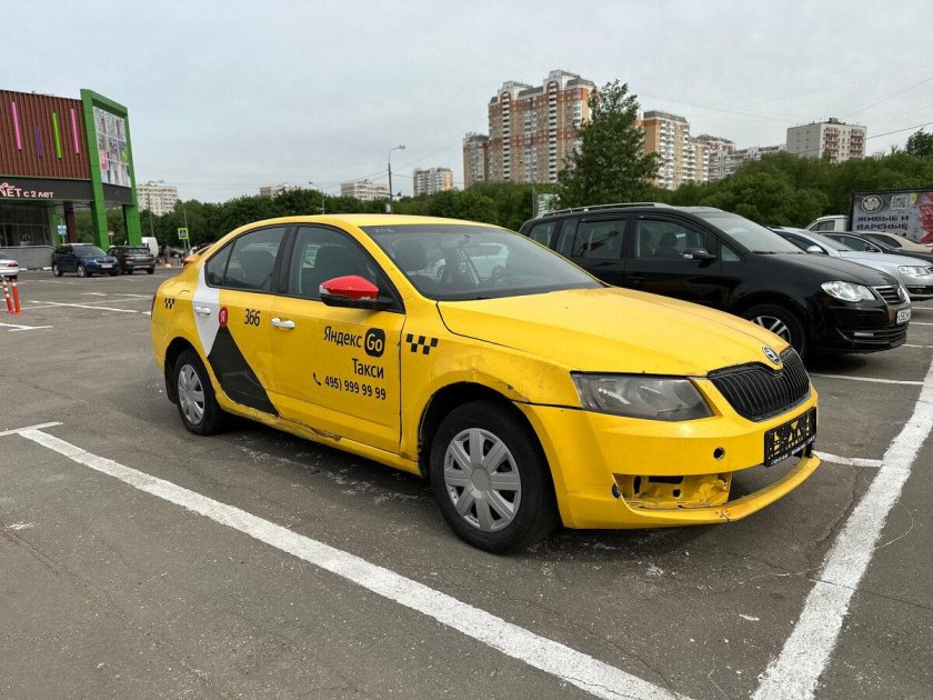 Желтая Октавия на белом фоне