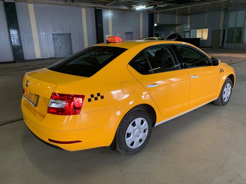 Октавия с желтыми фарами