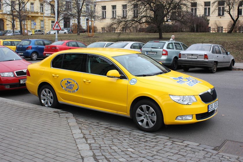 Шкода Суперб желтая