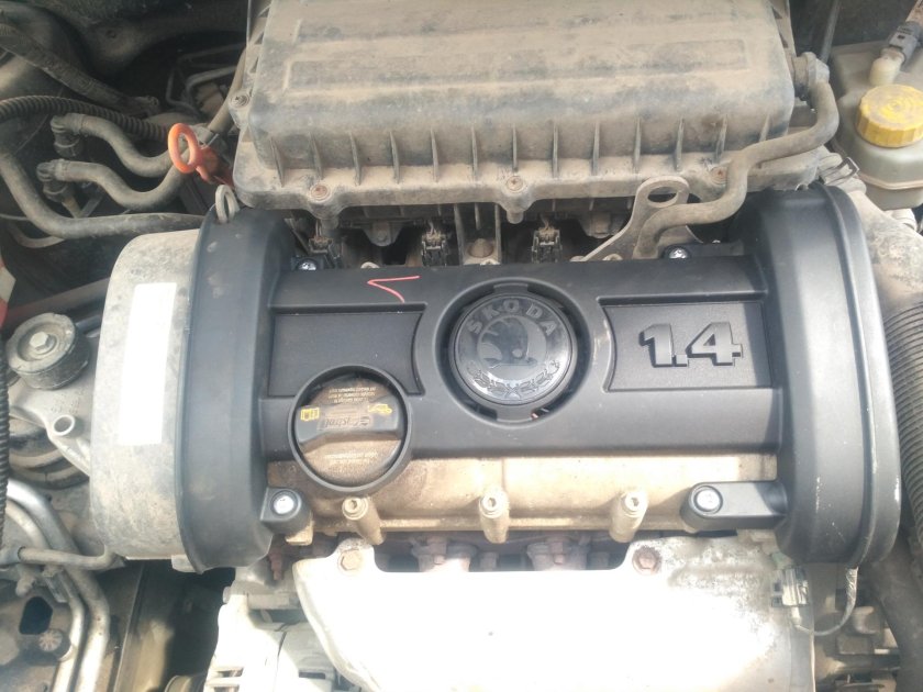 Крышка двигателя Шкода Фабия 1.4