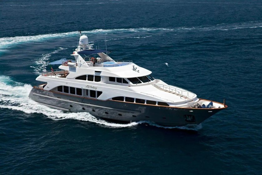 Яхта Benetti 105