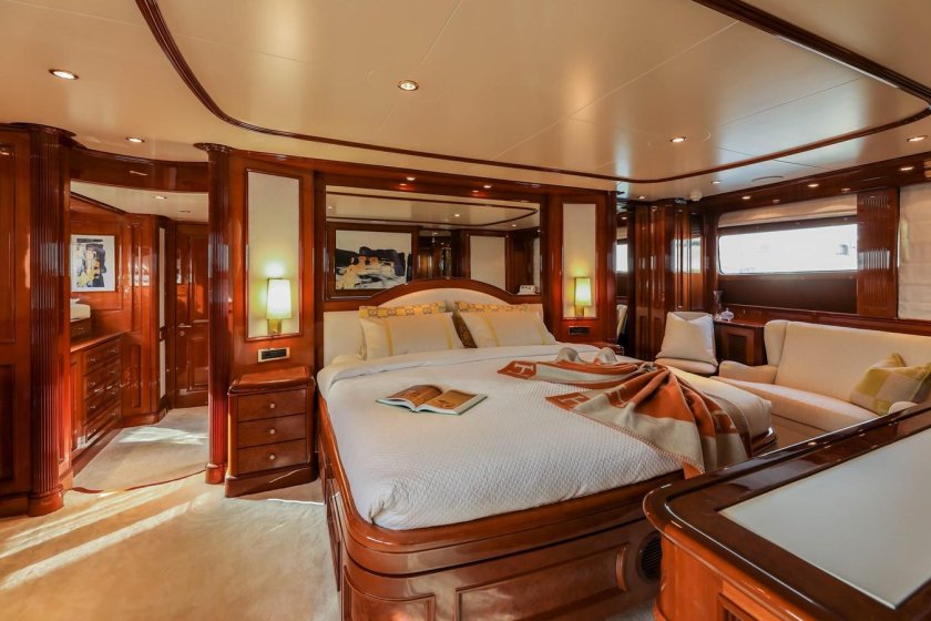 Красивая яхта