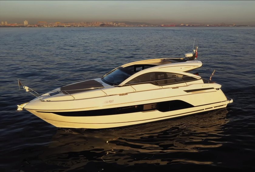Яхта Fairline
