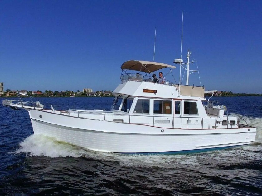 Моторная яхта Amer 92