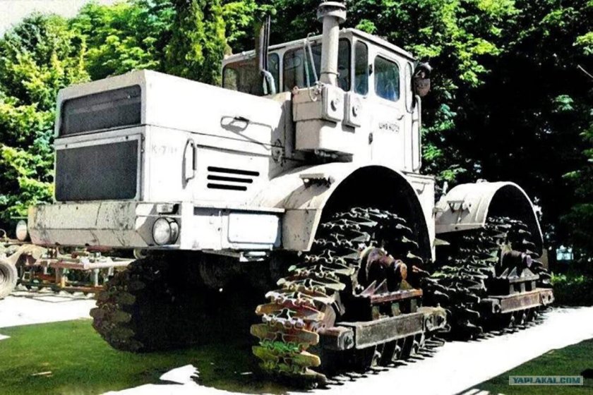 Гусеничный трактор Кировец