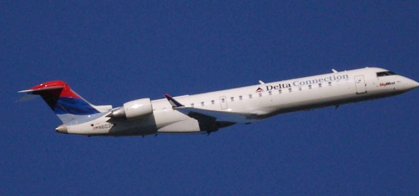 CRJ 700 самолет