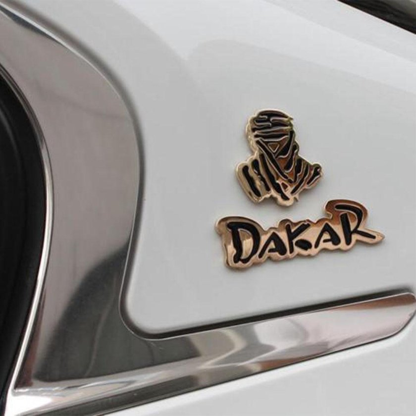 Металлические шильдики на автомобиль