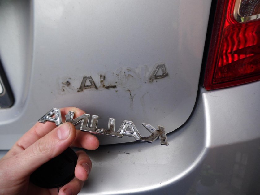 Как снять эмблему с машины