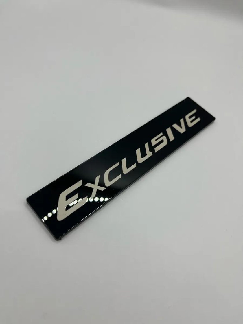 Шильдик exclusive тойота камри