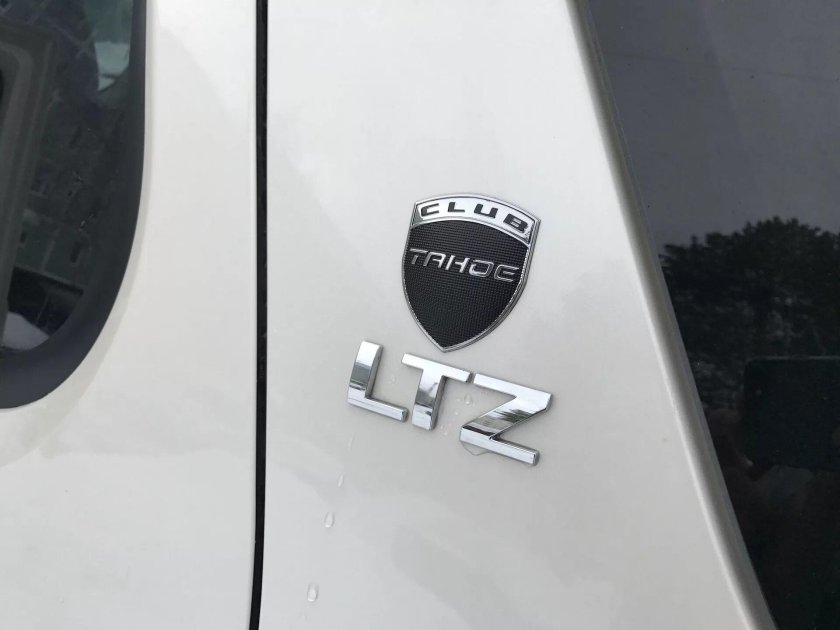 Шильдик MBS сзади машины