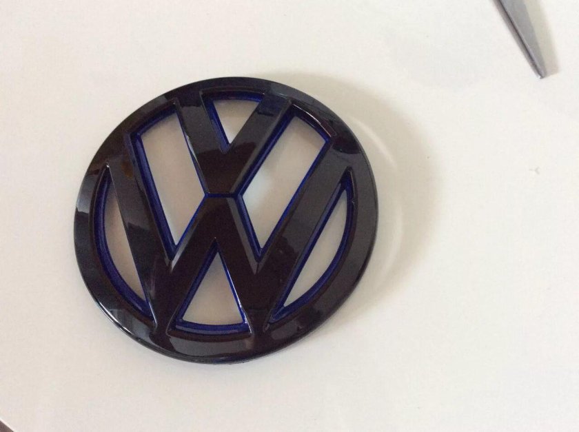 Эмблема VW Polo sedan 2020 передняя