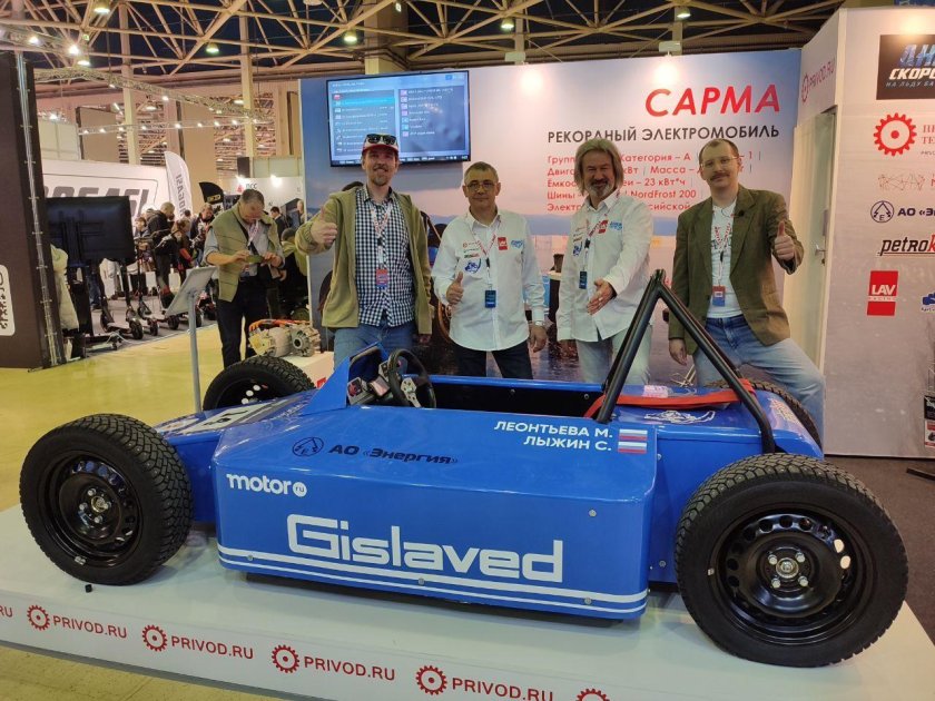 Гоночный автомобиль