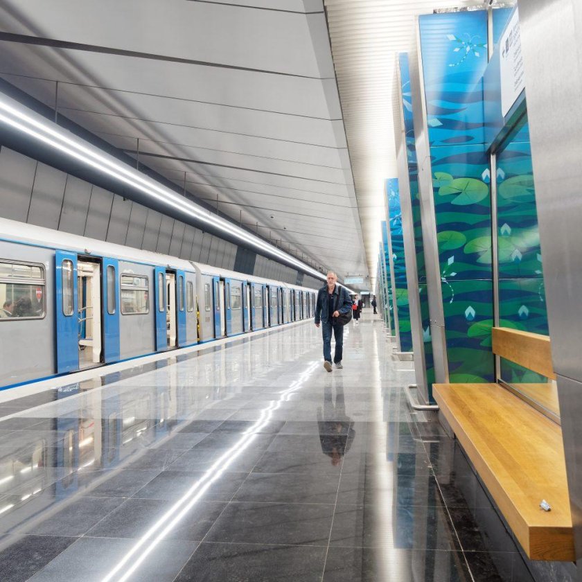 Станция метро озерная