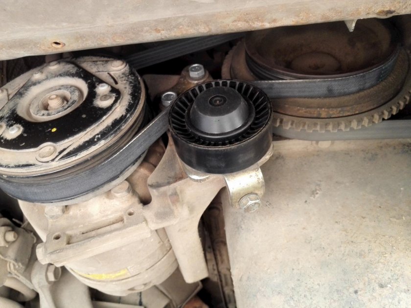 Ролик натяжителя кондиционера Шевроле Нива