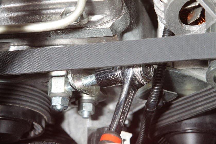 Болт натяжителя ремня генератора Нива Шевроле