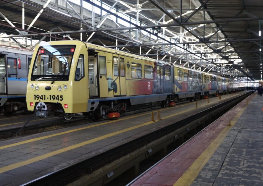 Поезд метро