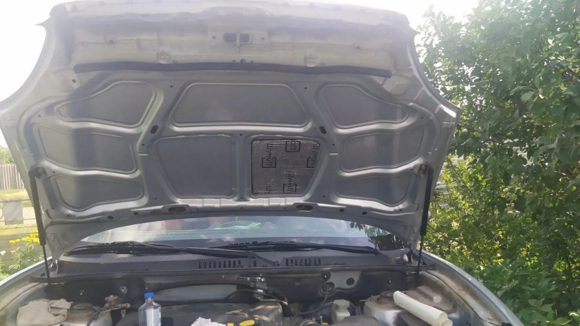 Шумка капота Пассат б3