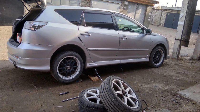 215 50 17 Toyota Caldina